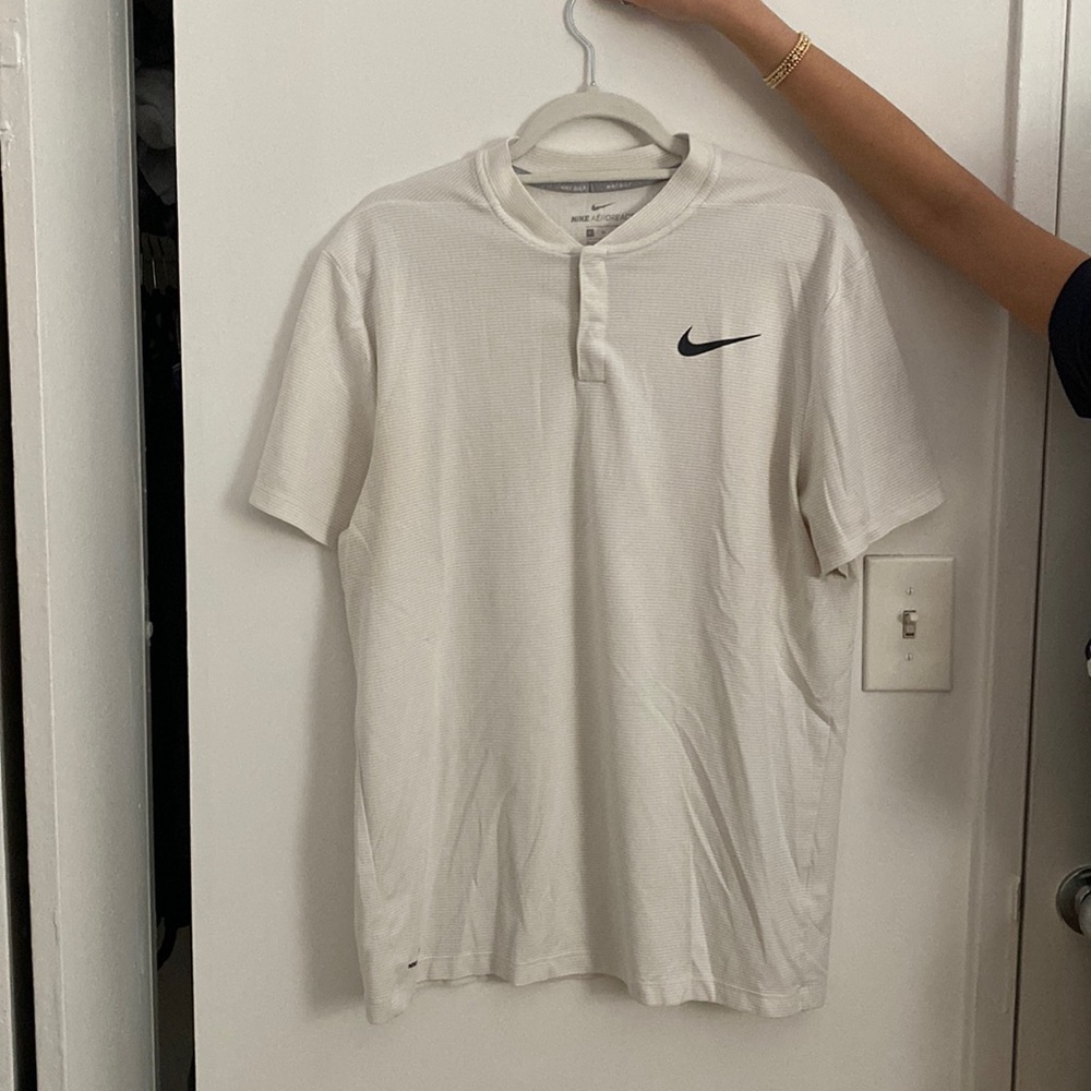 Nike aero blade collar white golf shirt size XL lightly worn